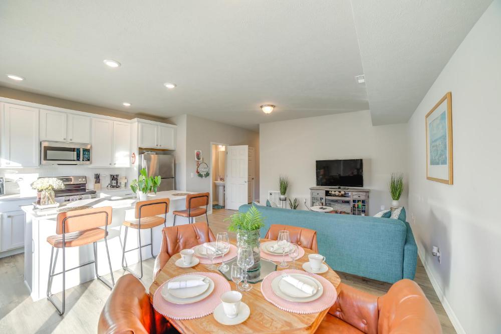 10 Mi to Grand Rapids Modern Townhome!